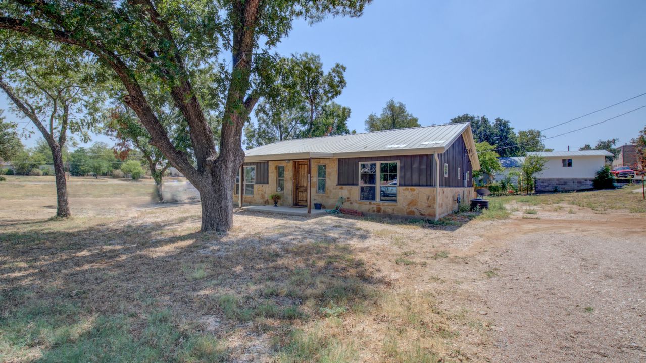 300 E Green, Llano, TX, 78643 Scene 1