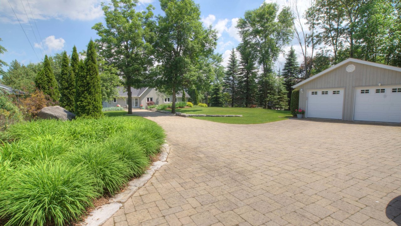 Oversized 2 car garage