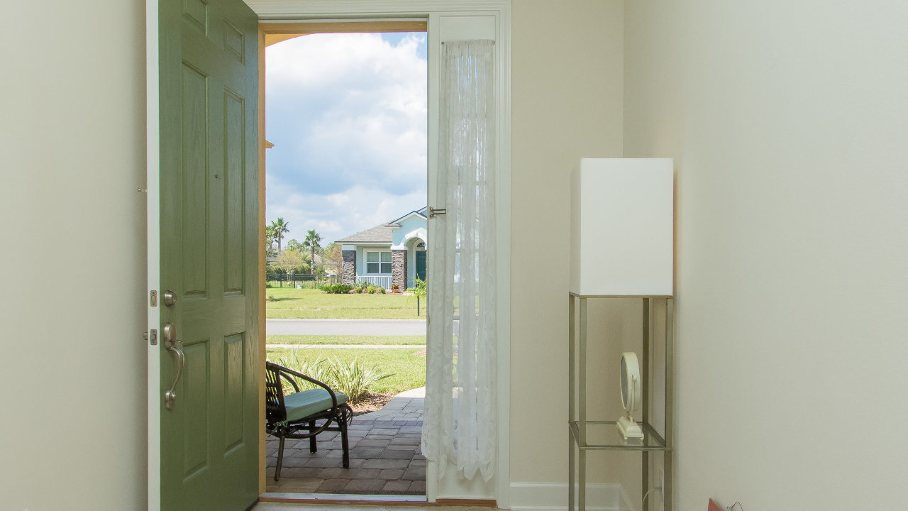 Welcome to a light & bright foyer