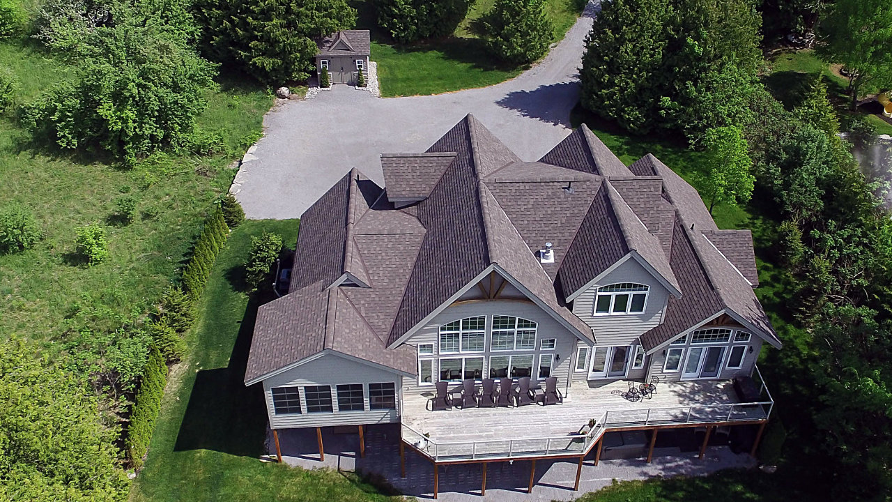 Intricate roof stucture