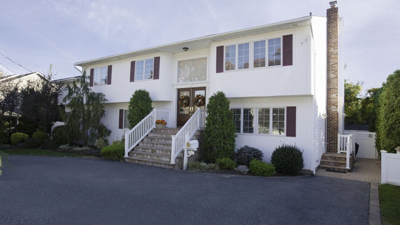 192 Commonwealth Avene, Massapequa, NY, 11758 Scene 1